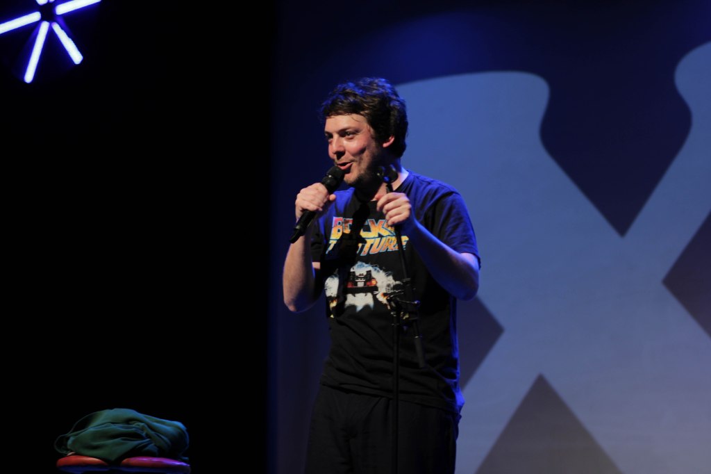 Xavi Daura y su comedia inclasificable aterrizan en La Cochera&nbsp;Cabaret